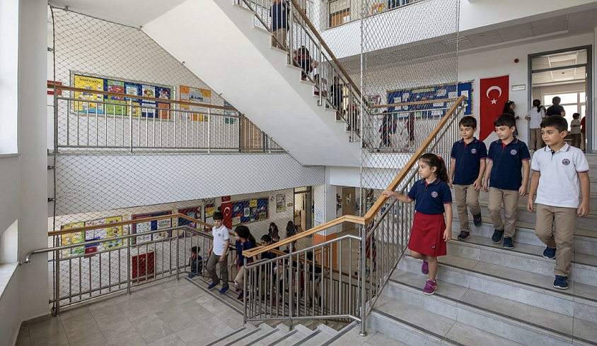 Yaşam Alanı Koruması: Çocuklarınızın güvenliği için merdiven boşluğu ve balkon emniyet sistemleri.